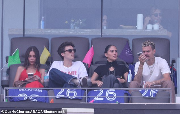 2 con trai Beckham dẫn bạn gái đi xem trận bóng giữa Tây Ban Nha và Argentina. Ảnh: Getty Images.