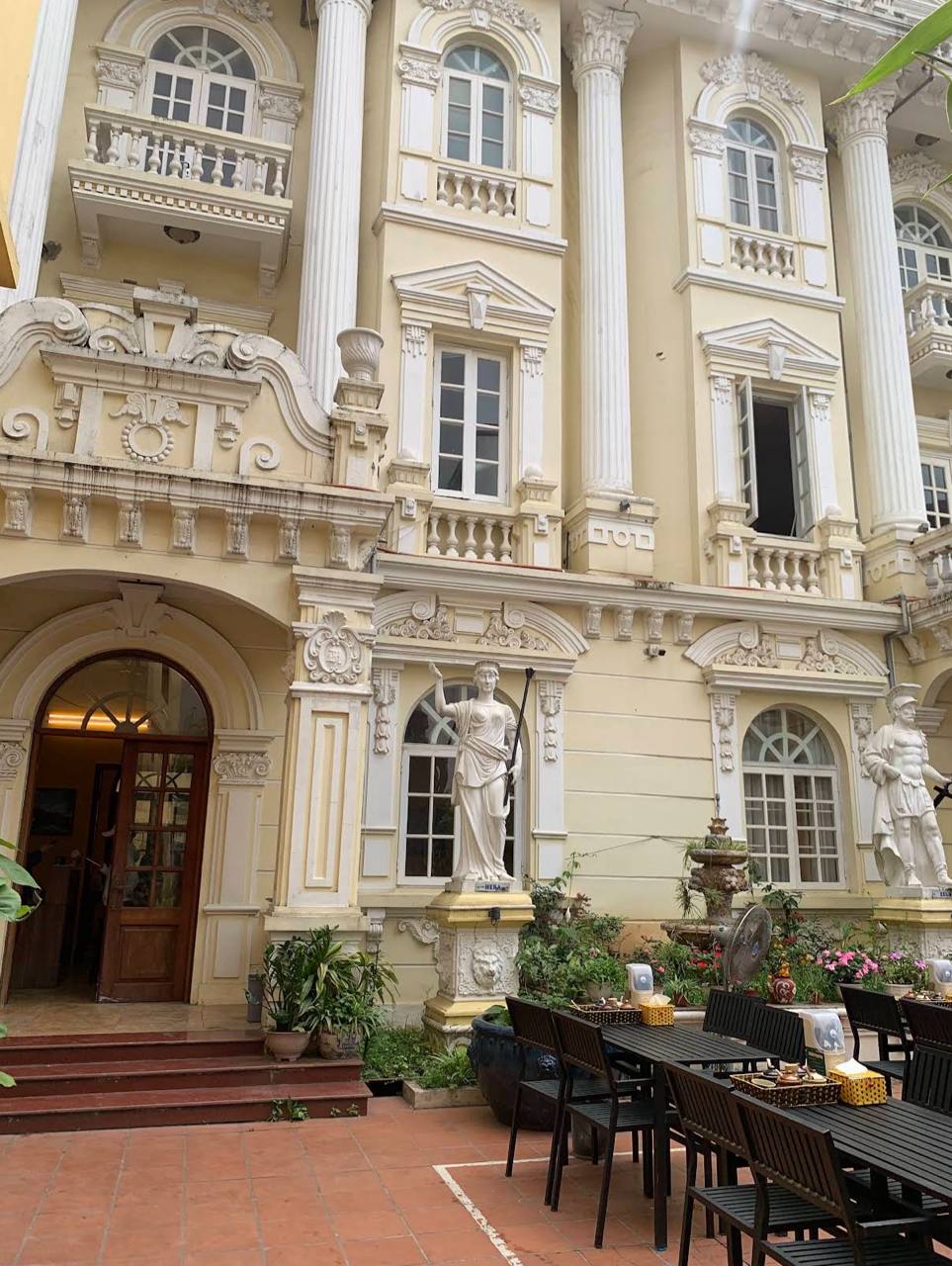 Quán bún bò “giàu” nhất Hà Nội: Giá 65.000 mà được phục vụ như vua chúa, không gian như resort 5 sao, có cả hồ bơi riêng