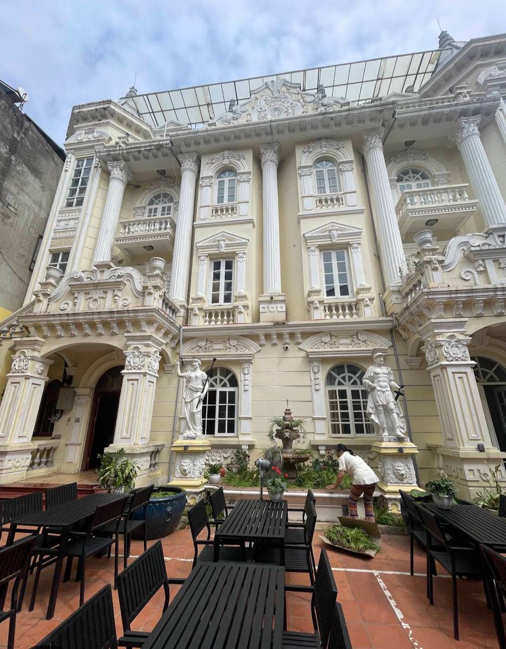 Quán bún bò “giàu” nhất Hà Nội: Giá 65.000 mà được phục vụ như vua chúa, không gian như resort 5 sao, có cả hồ bơi riêng