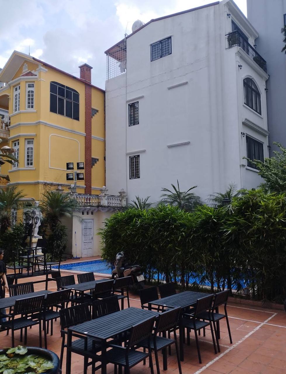 Quán bún bò “giàu” nhất Hà Nội: Giá 65.000 mà được phục vụ như vua chúa, không gian như resort 5 sao, có cả hồ bơi riêng