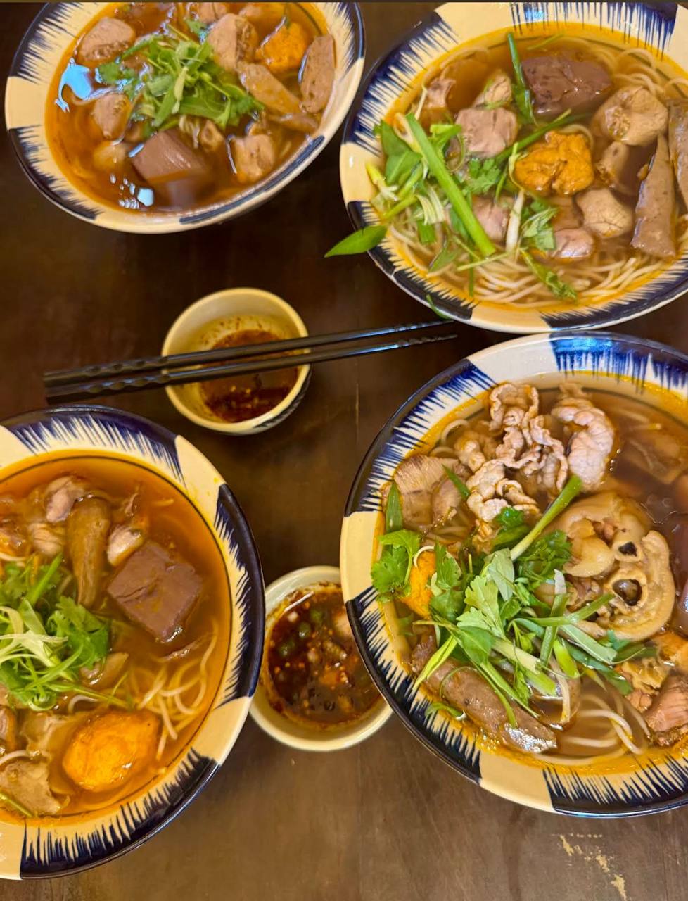Quán bún bò “giàu” nhất Hà Nội: Giá 65.000 mà được phục vụ như vua chúa, không gian như resort 5 sao, có cả hồ bơi riêng