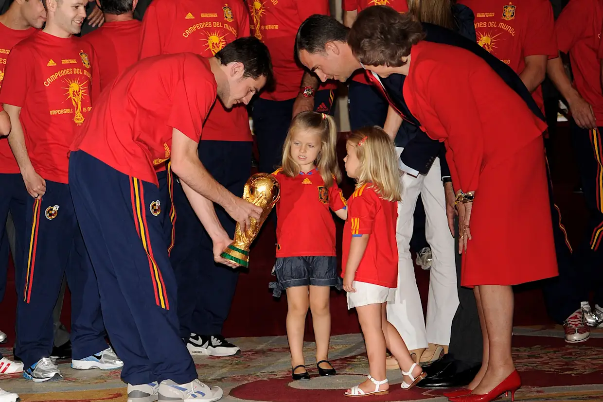 Các nàng công chúa chụp ảnh cùng chiếc cúp FIFA World Cup 2010 của Tây Ban Nha khi còn là những đứa trẻ. Ảnh: Carlos Alvarez