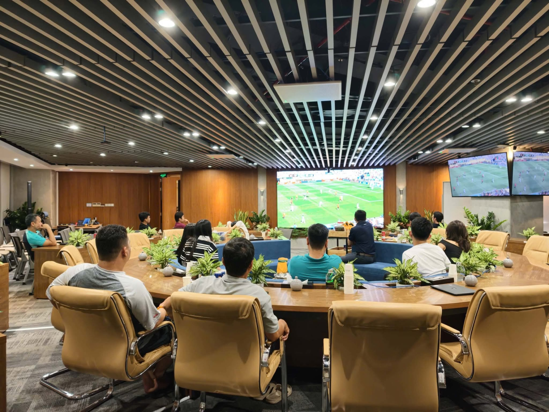 Dân văn phòng ngủ lại công ty để xem chung kết, sáng thứ Hai dậy 8h30 chấm công luôn
