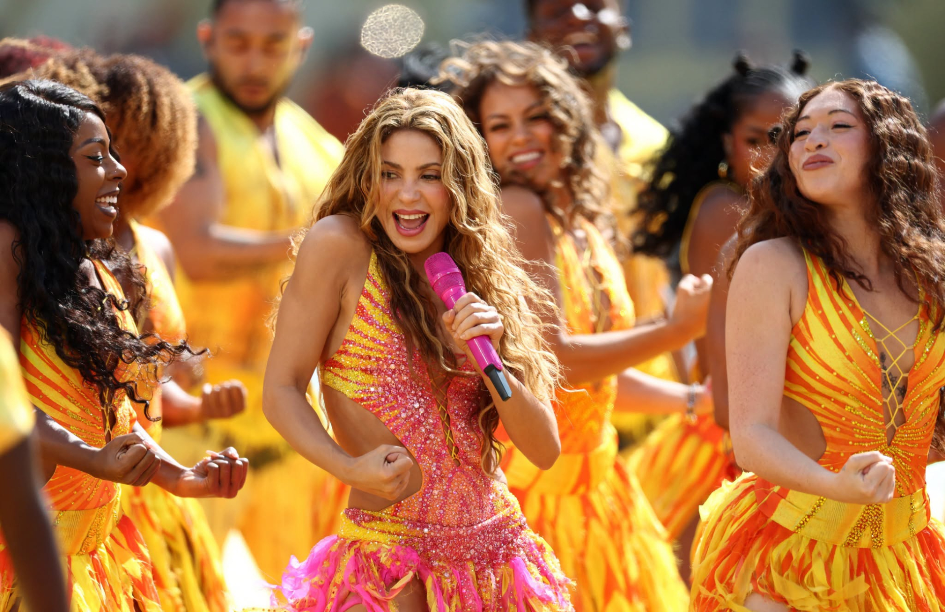 Nhan sắc trẻ trung cùng phong thái quyến rũ của Shakira trong tiết mục Dai Dai khiến sân khấu chung kết World Cup bùng nổ. Ảnh: X.