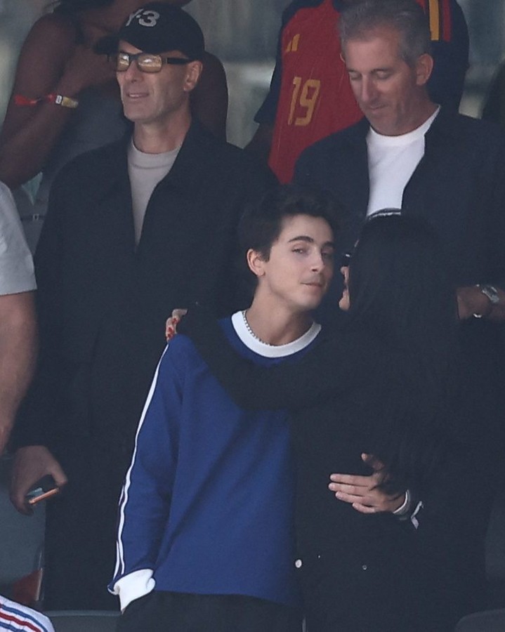 Lóa mắt dàn sao tề tựu ở chung kết World Cup: Timothée Chalamet khóa môi