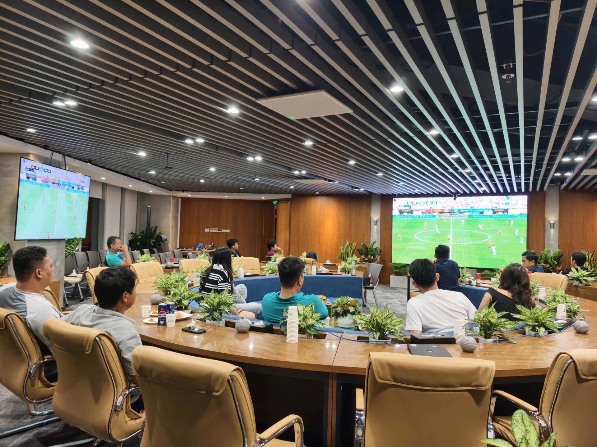 Hồng Ngọc cùng các đồng nghiệp cùng thức trắng đêm xem bóng đá.