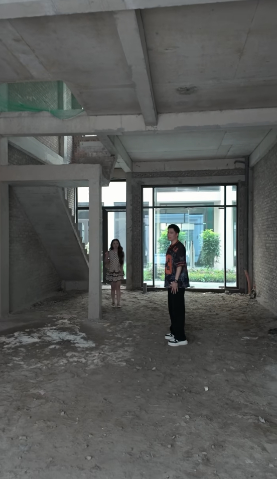 Nhà của cặp đôi gồm 5 tầng, mỗi tầng có diện tích sàn gần 100m2, có khu vực để thiết kế thang máy riêng