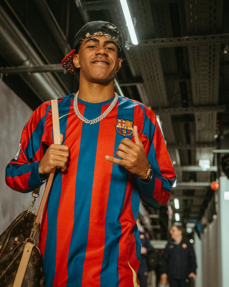 Những chiếc dây chuyền nạm kim cương khác của Lamine Yamal (Ảnh: FC Barcelona)