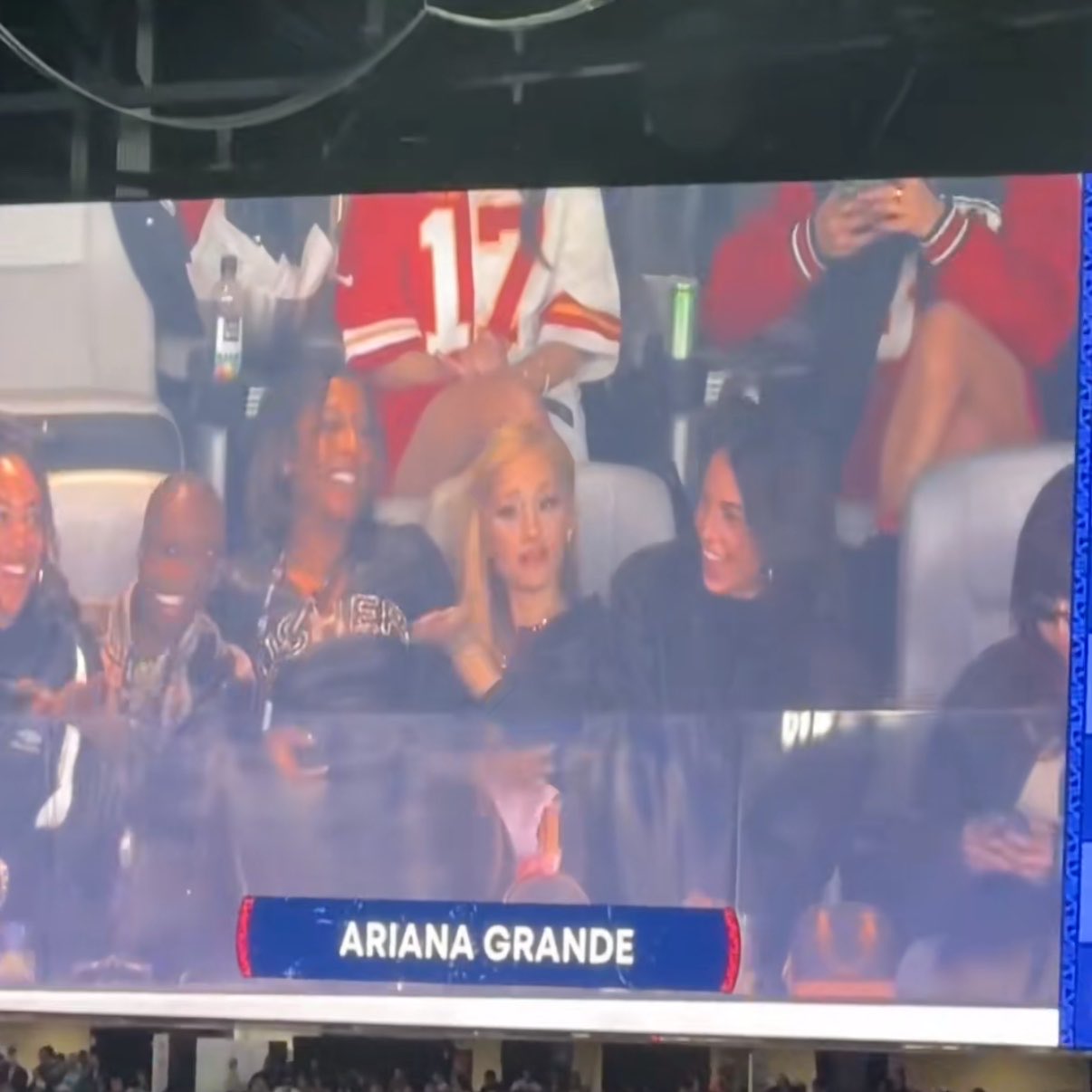Ariana Grande ngồi cùng hội bạn ở khu vực VIP. Ảnh: X.