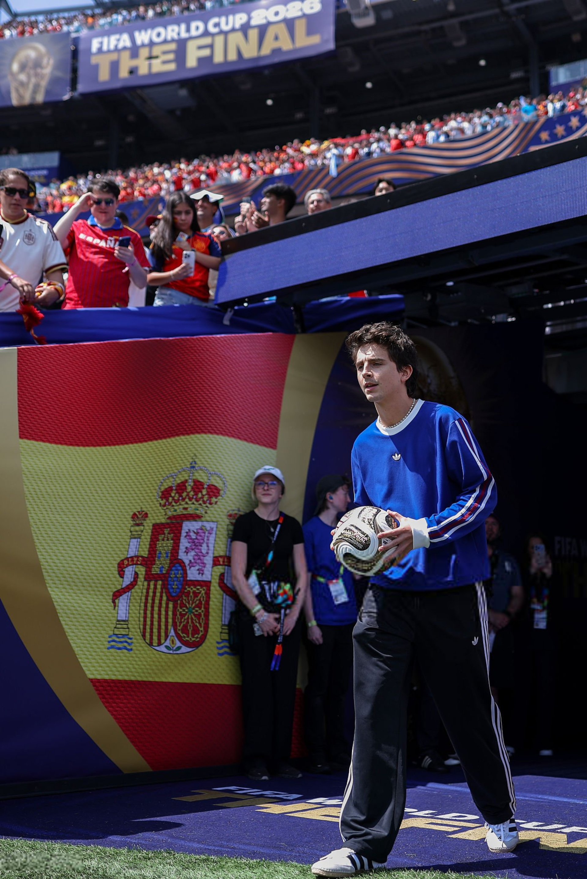 Lóa mắt dàn sao tề tựu ở chung kết World Cup: Timothée Chalamet khóa môi