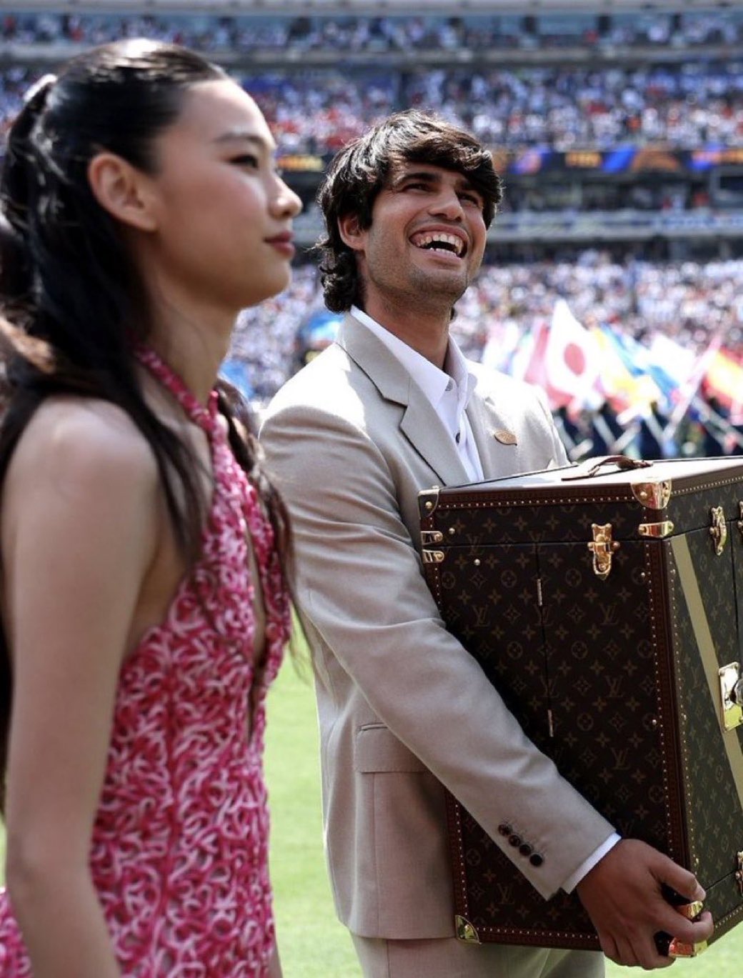 Jung Ho Yeon và tay vợt tennis Carlos Alcaraz vinh dự thực hiện nghi thức mang cúp vàng World Cup vào sân ở trận chung kết. Ảnh: X.