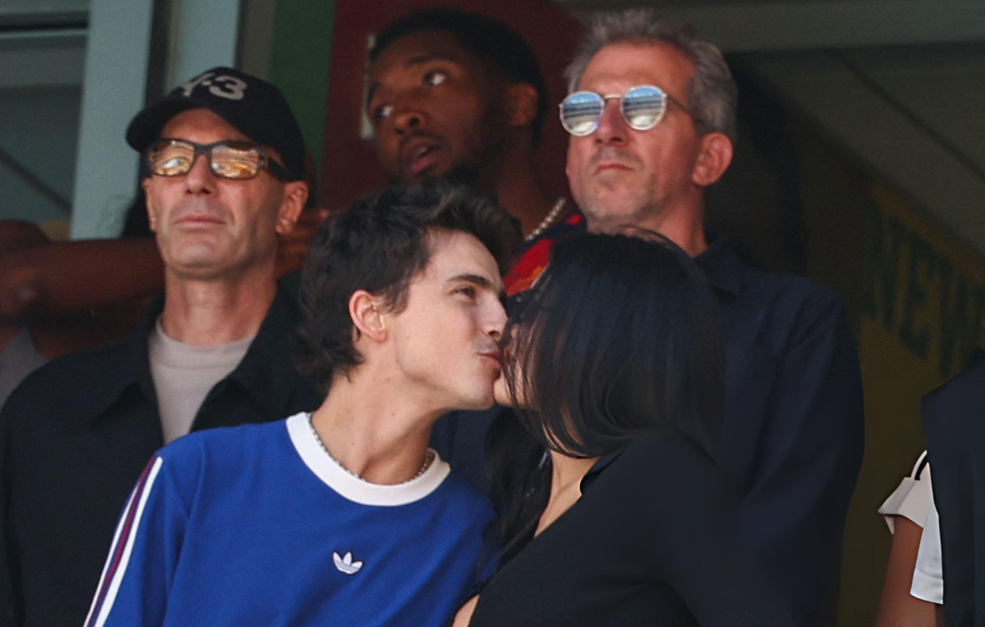 Khi 2 đội kết thúc hiệp 1 với tỷ số hòa 0-0, trên khán đài, Timothée Chalamet đã ghi bàn với khoảnh khắc hôn Kylie Jenner đầy tình cảm. Ảnh: X.