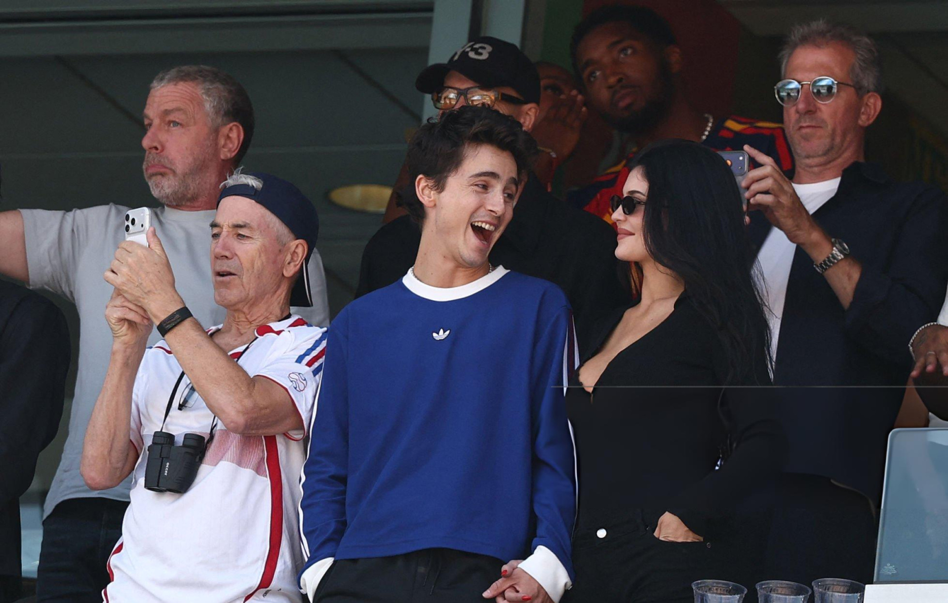 Lóa mắt dàn sao tề tựu ở chung kết World Cup: Timothée Chalamet khóa môi