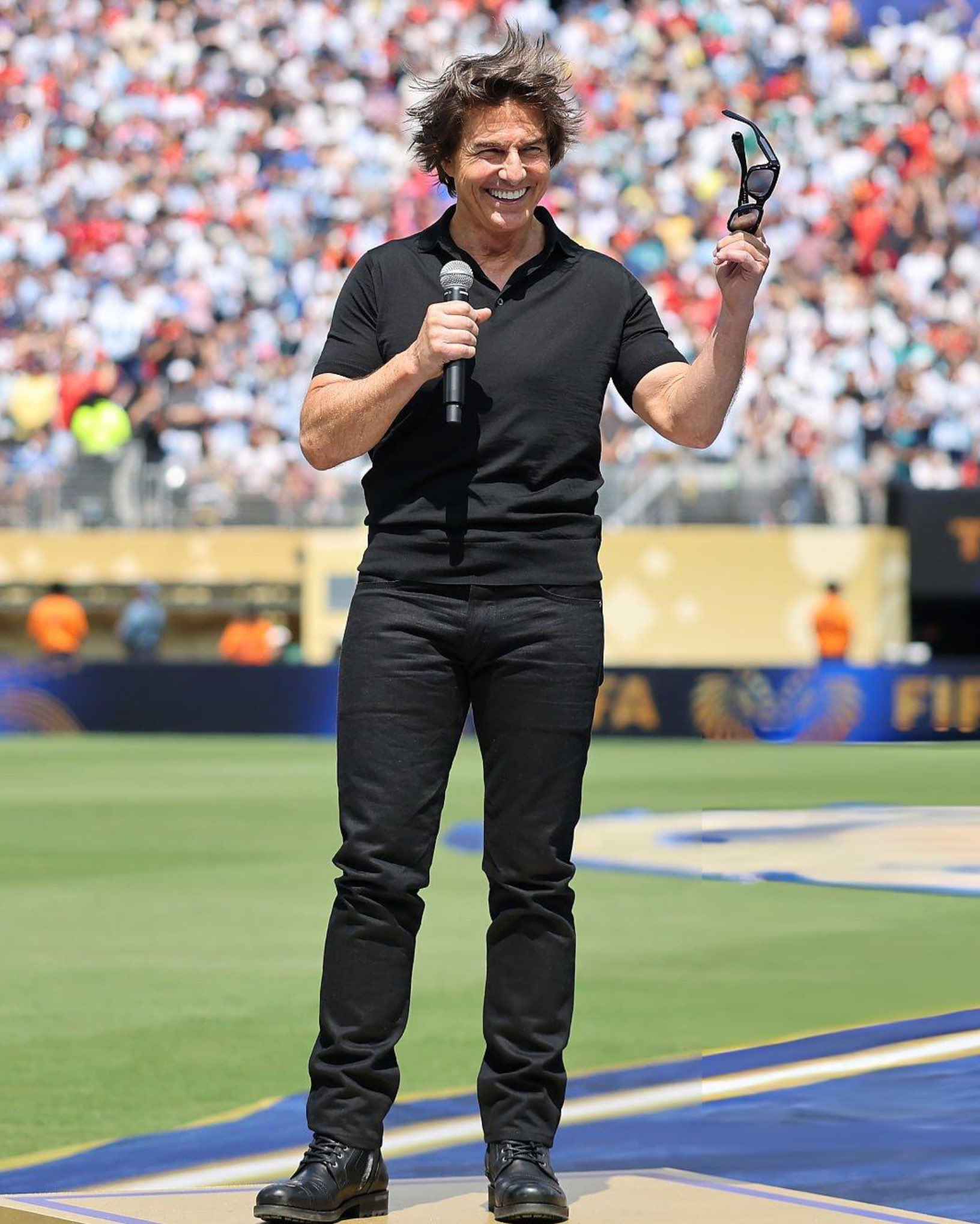 Tom Cruise chỉ diện cây đen đơn giản. Ảnh: X