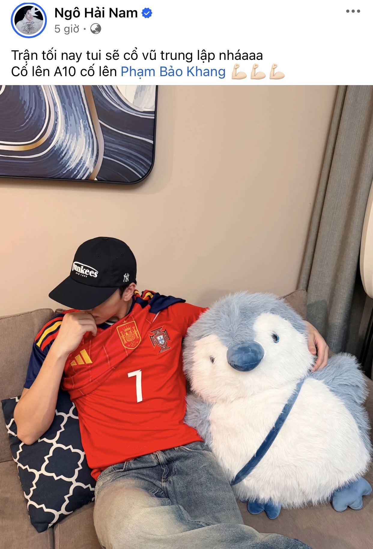 Hải Nam đáp trả HURRYKNG khi mặc áo CR7 phối với áo tuyển Tây Ban Nha