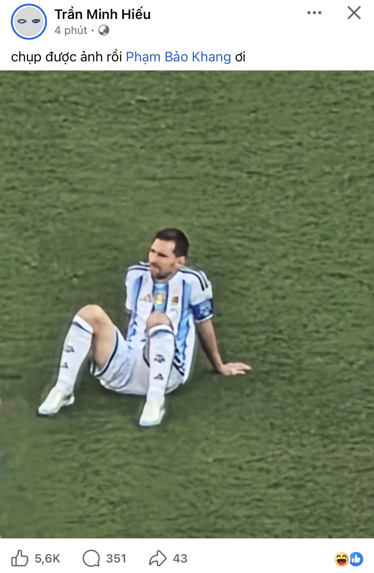 HIEUTHUHAI chụp cận cảnh hình ảnh Messi thất thần trên sân sau thất bại, không quên tag tên HURRYKNG