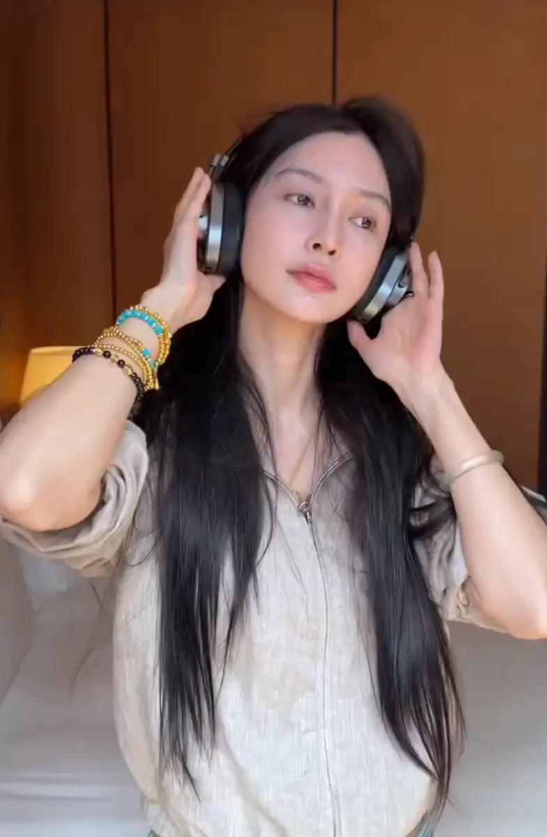 Angelababy bất ngờ công khai gương mặt mộc 100% của mình trong video vừa mới chia sẻ trên trang Weibo cá nhân. Ảnh: Weibo
