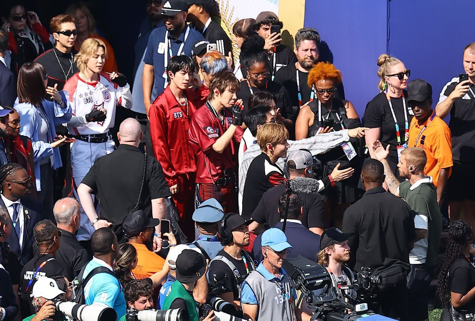 11 phút của halftime show World Cup: Madonna mang Ronaldo trở lại, Justin Bieber hát hay, BTS - Shakira