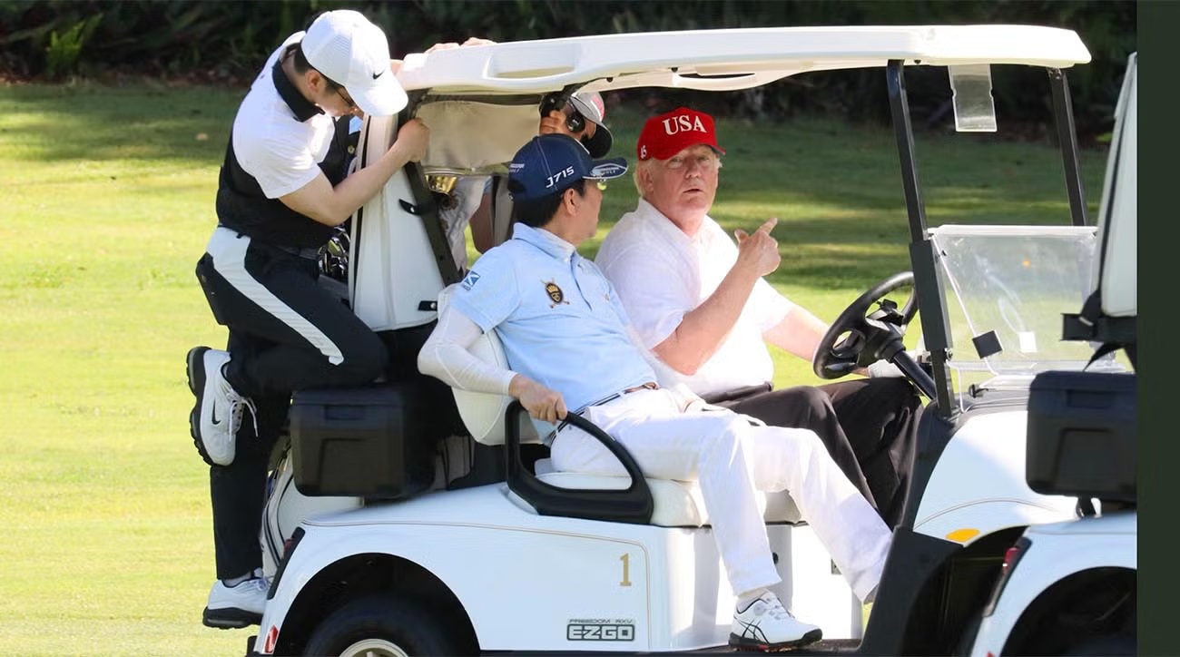 Ngay cả tron việc chơi golf, tư duy vận ộng của vị tổng thống này cũng không giống với đa số (Ảnh: ABC News)