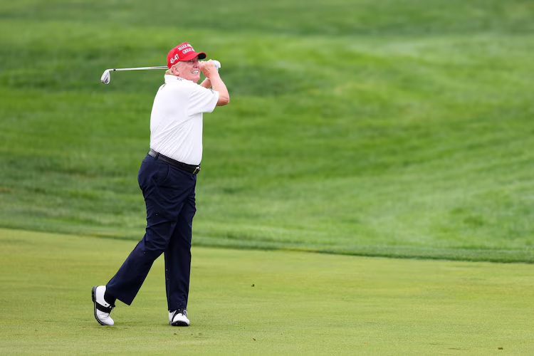 Niềm đam mê chơi golf của Donald Trump đã kéo dài hàng chục năm (Ảnh: ABC News)