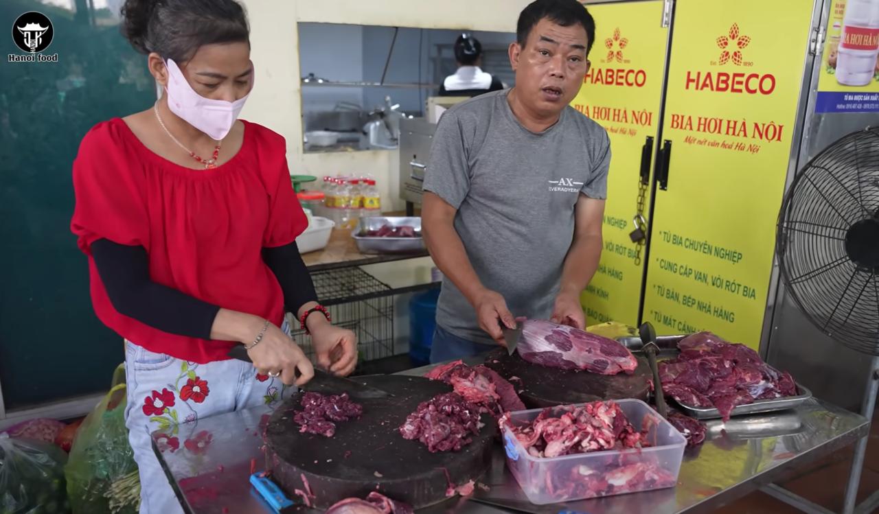 Phở trâu đắt khách nhất Hà Nội: Mỗi ngày bán hết 2 con, thái trực tiếp tại quán, bát gần 1 lạng thịt chỉ 40.000 đồng