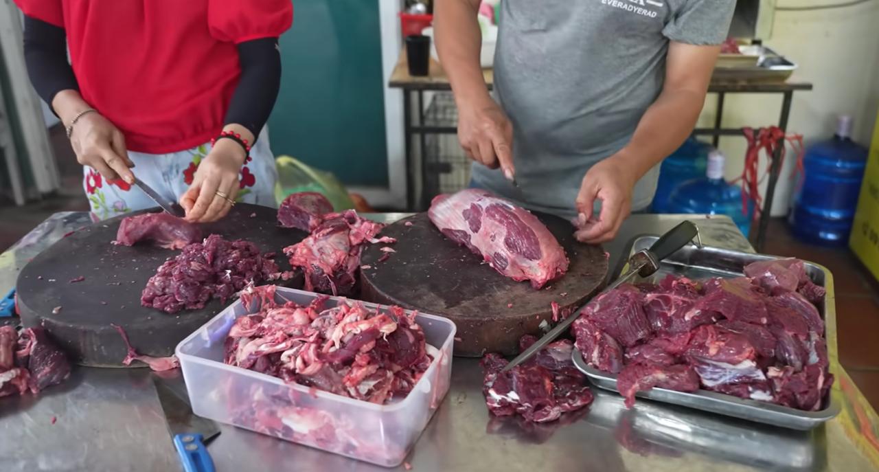 Phở trâu đắt khách nhất Hà Nội: Mỗi ngày bán hết 2 con, thái trực tiếp tại quán, bát gần 1 lạng thịt chỉ 40.000 đồng