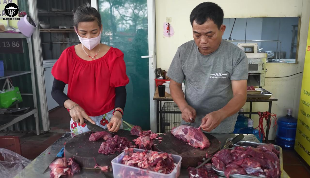 Thịt trâu được thái trực tiếp tại quán