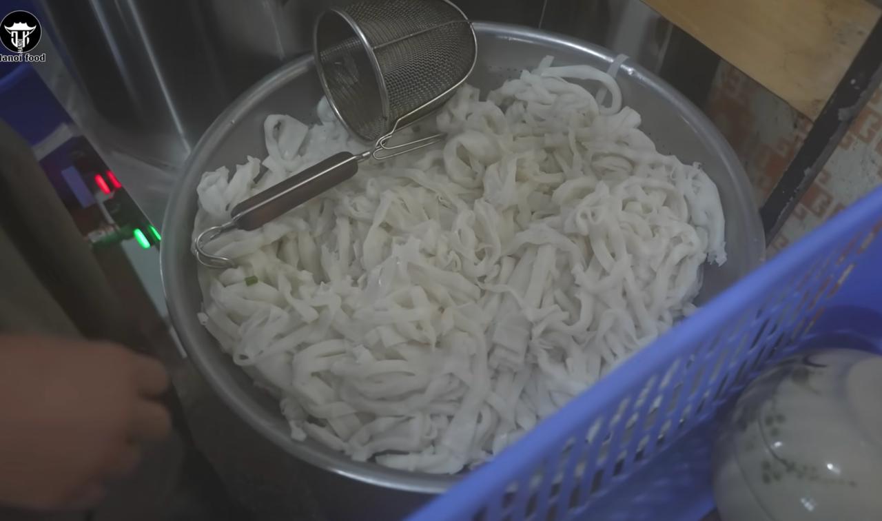 Phở của quán là phở sợi to