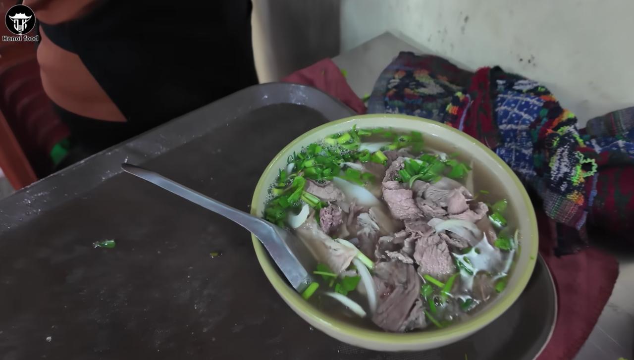 Phở trâu đắt khách nhất Hà Nội: Mỗi ngày bán hết 2 con, thái trực tiếp tại quán, bát gần 1 lạng thịt chỉ 40.000 đồng
