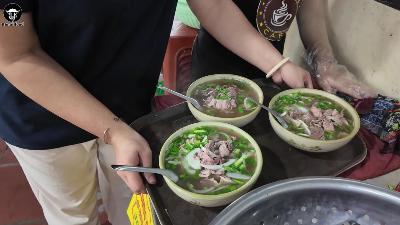 Mỗi bát phở đầy ắp thịt giá chỉ từ 40.000 đồng