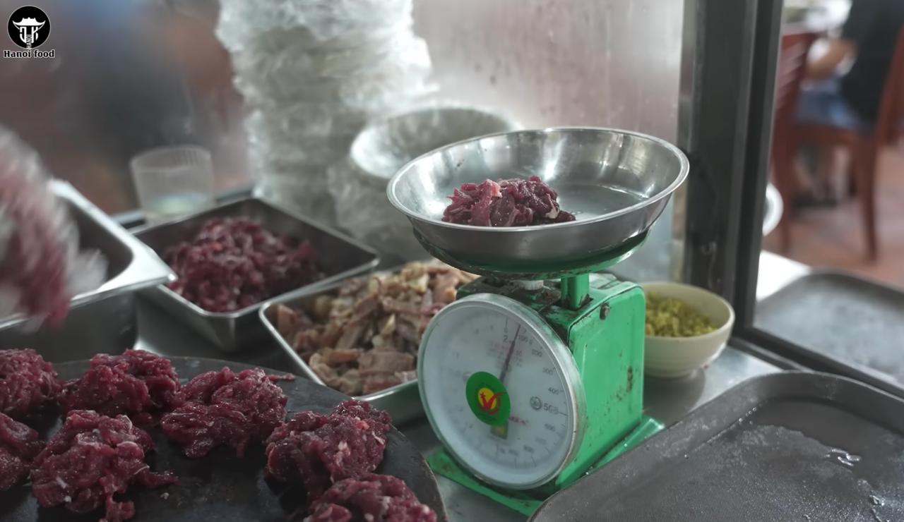 Mỗi bát phở có tới gần 1 lạng thịt trâu