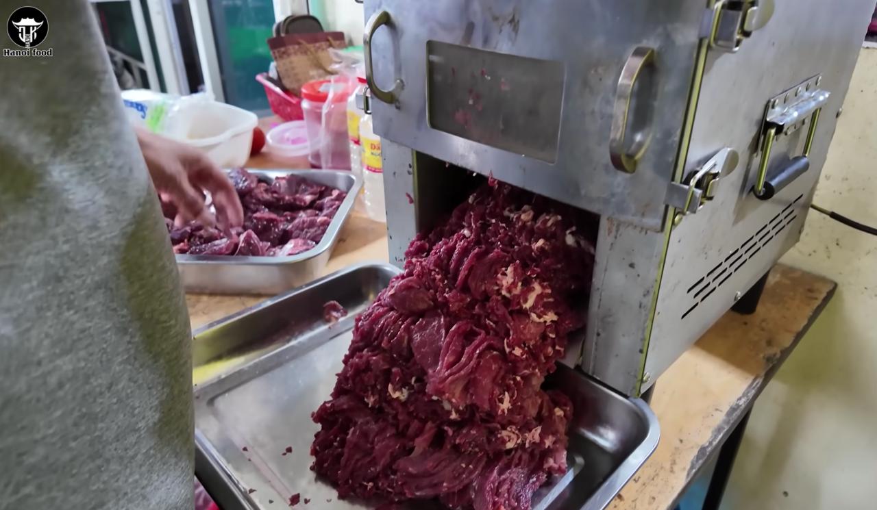 Phở trâu đắt khách nhất Hà Nội: Mỗi ngày bán hết 2 con, thái trực tiếp tại quán, bát gần 1 lạng thịt chỉ 40.000 đồng