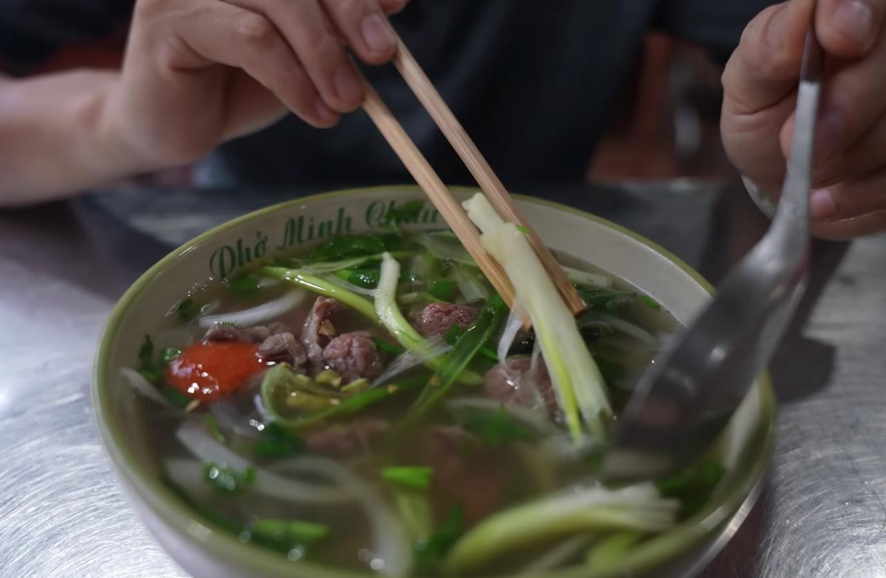 Phở trâu đắt khách nhất Hà Nội: Mỗi ngày bán hết 2 con, thái trực tiếp tại quán, bát gần 1 lạng thịt chỉ 40.000 đồng