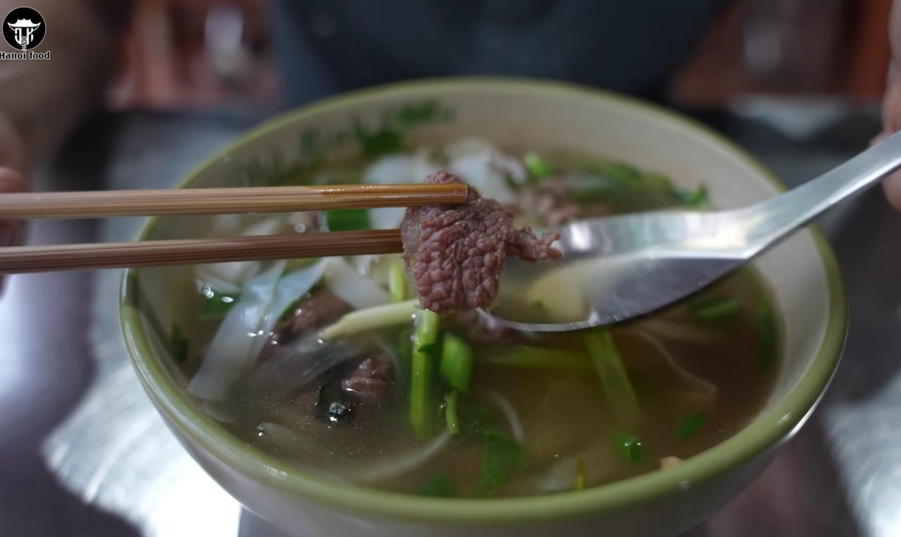 Ngoài hành được thái to, bát phở còn có rau mùi tàu, húng bạc hà, gừng đập dập tạo nên vị ngọt, đậm đà