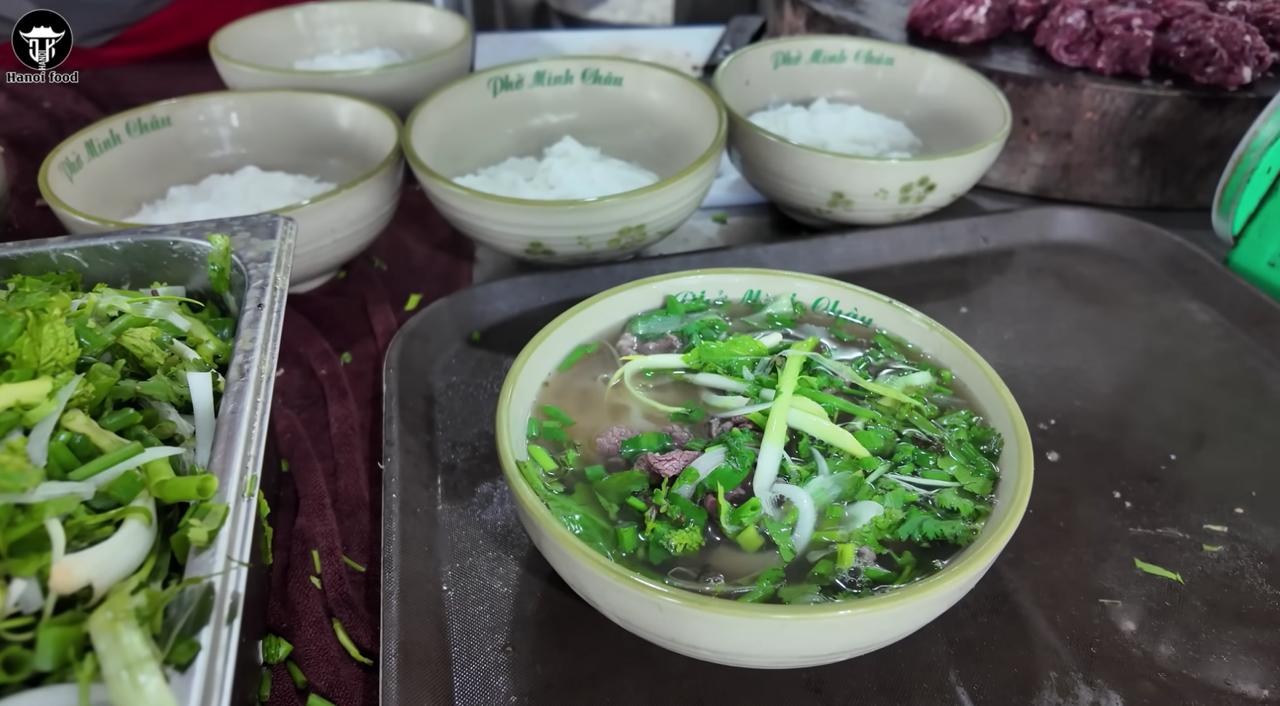 Phở trâu đắt khách nhất Hà Nội: Mỗi ngày bán hết 2 con, thái trực tiếp tại quán, bát gần 1 lạng thịt chỉ 40.000 đồng