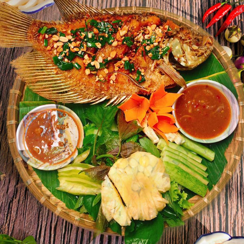Chưa bao giờ du lịch miền Tây hot như hè năm nay: Ghe xuồng kẹt cứng ngắc, chú thím chèo mỏi tay