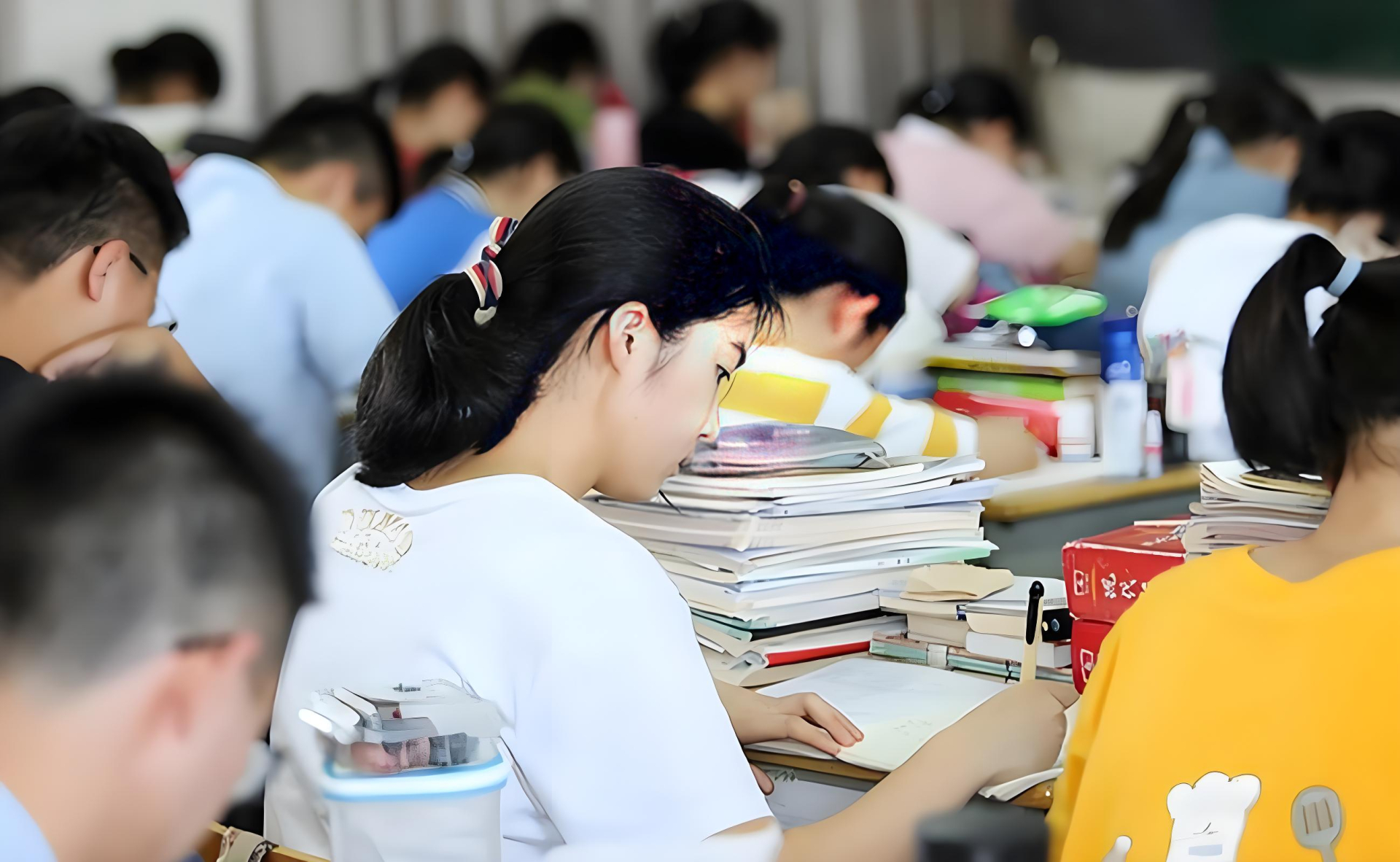 Nhiều chuyên gia cho rằng trải nghiệm thực tế là mảnh ghép quan trọng bên cạnh kiến thức sách vở (Ảnh minh họa)