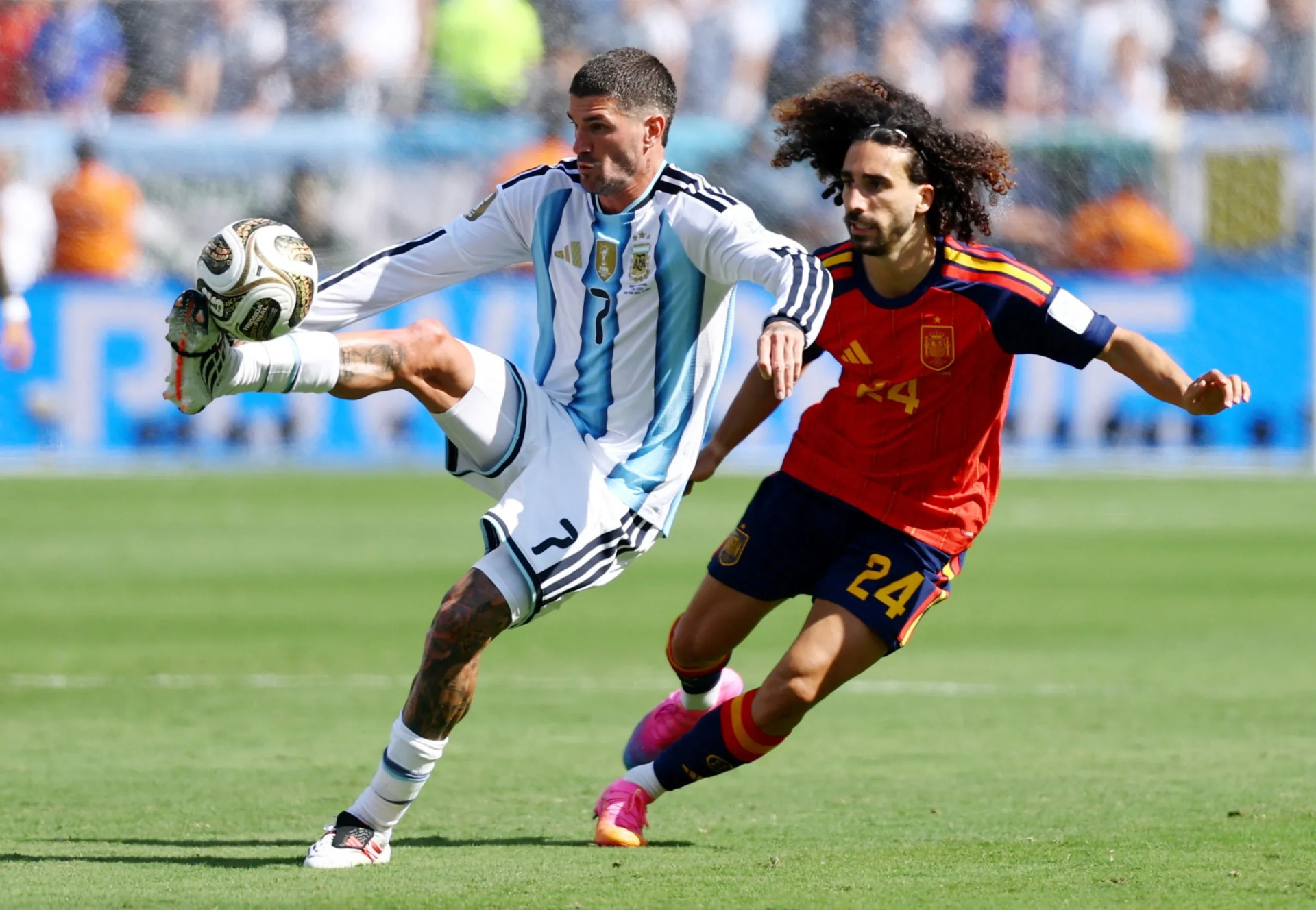 Marc Cucurella nhiệt huyết trên sân cỏ World Cup 2026 (Ảnh: BBC)