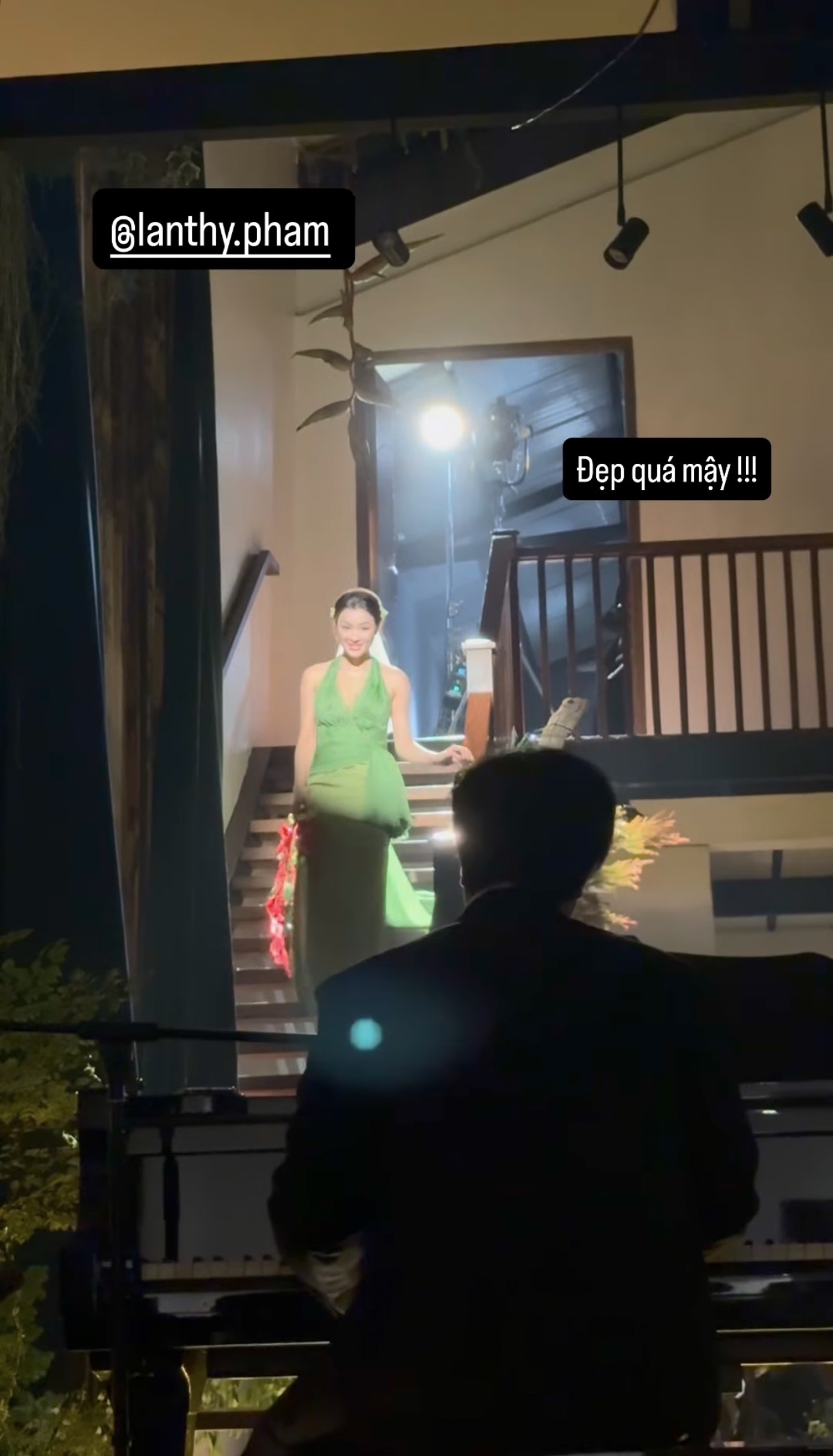 Chú rể nhạc trưởng tự đàn piano, chờ cô dâu bước xuống