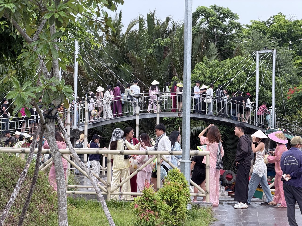 Chưa bao giờ du lịch miền Tây hot như hè năm nay: Ghe xuồng kẹt cứng ngắc, chú thím chèo mỏi tay