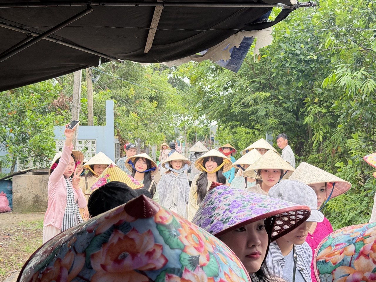 Chưa bao giờ du lịch miền Tây hot như hè năm nay: Ghe xuồng kẹt cứng ngắc, chú thím chèo mỏi tay