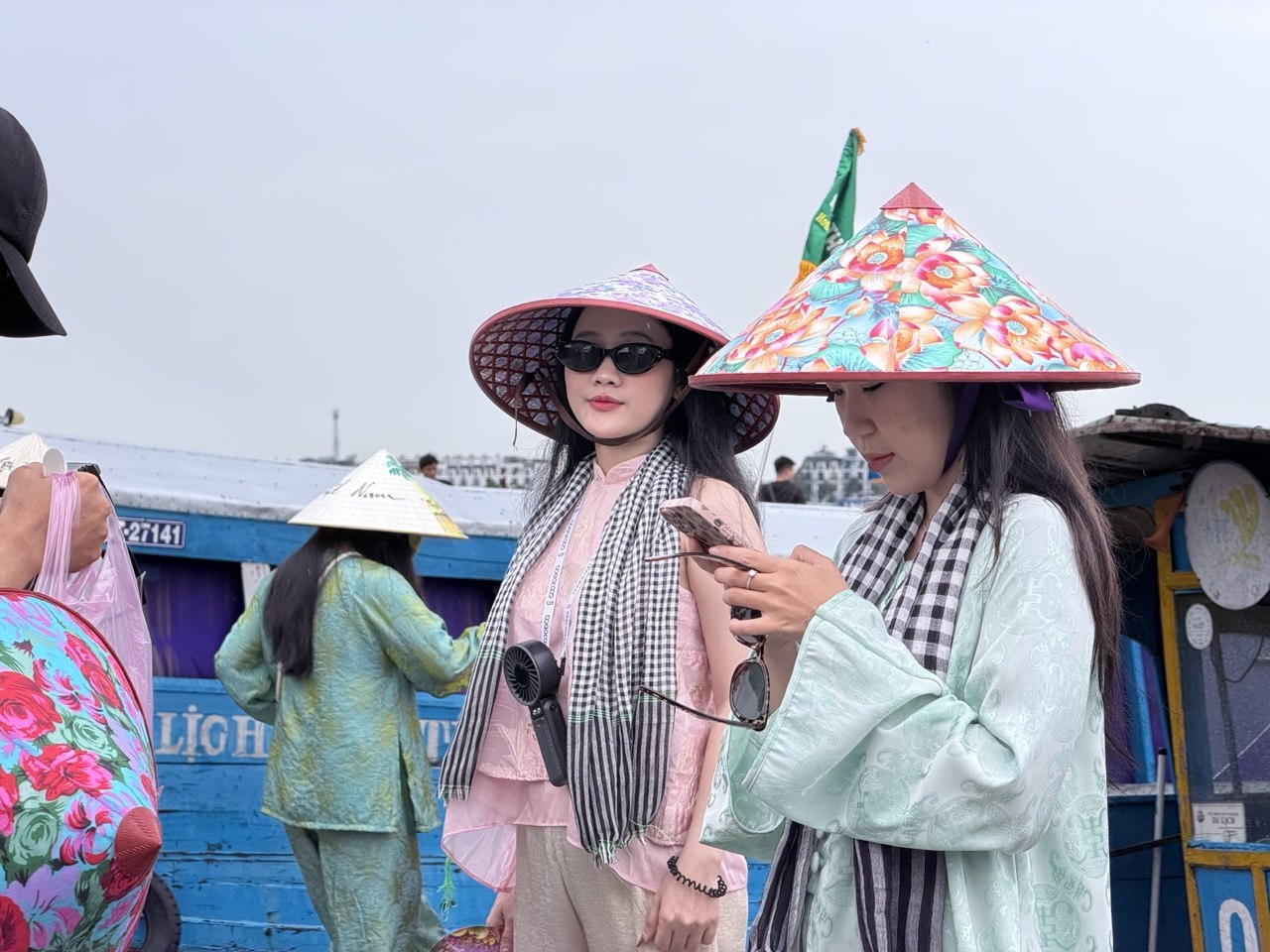 Chưa bao giờ du lịch miền Tây hot như hè năm nay: Ghe xuồng kẹt cứng ngắc, chú thím chèo mỏi tay