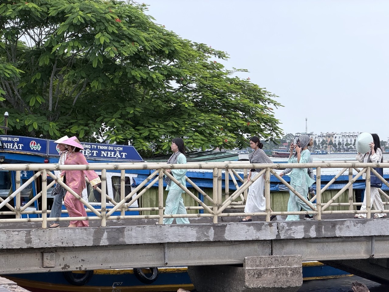 Chưa bao giờ du lịch miền Tây hot như hè năm nay: Ghe xuồng kẹt cứng ngắc, chú thím chèo mỏi tay