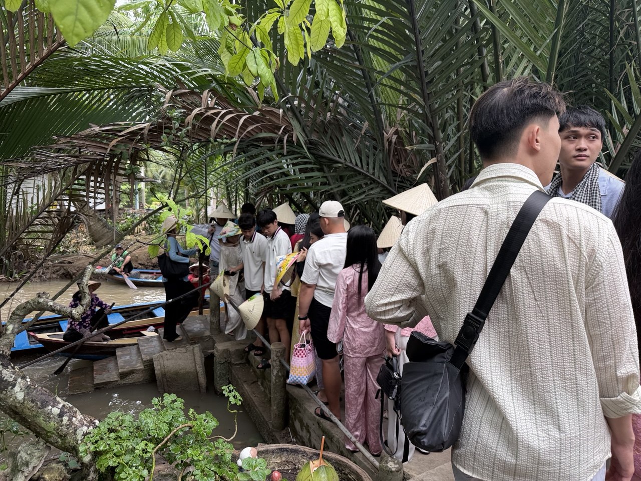 Chưa bao giờ du lịch miền Tây hot như hè năm nay: Ghe xuồng kẹt cứng ngắc, chú thím chèo mỏi tay
