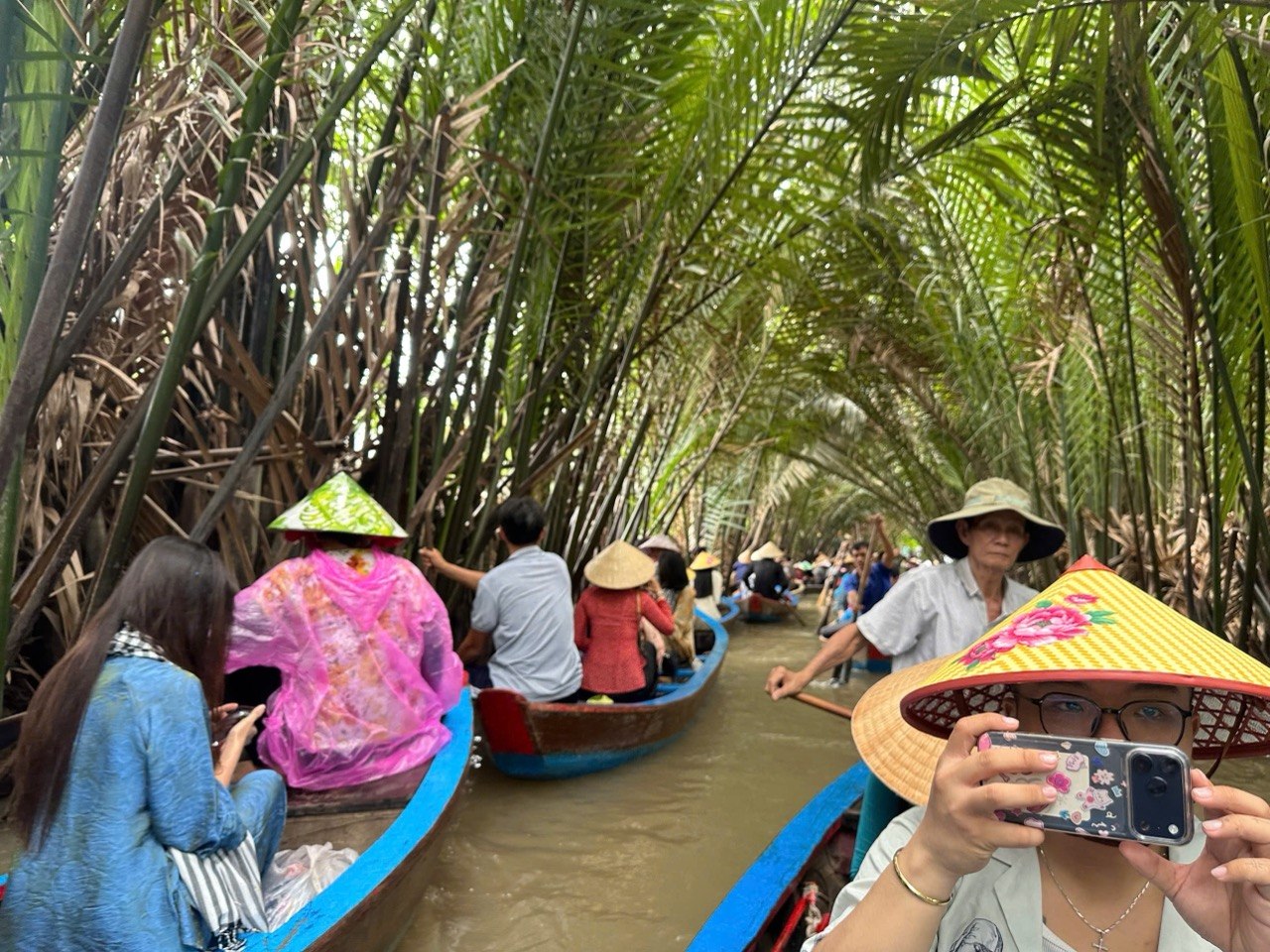 Chưa bao giờ du lịch miền Tây hot như hè năm nay: Ghe xuồng kẹt cứng ngắc, chú thím chèo mỏi tay