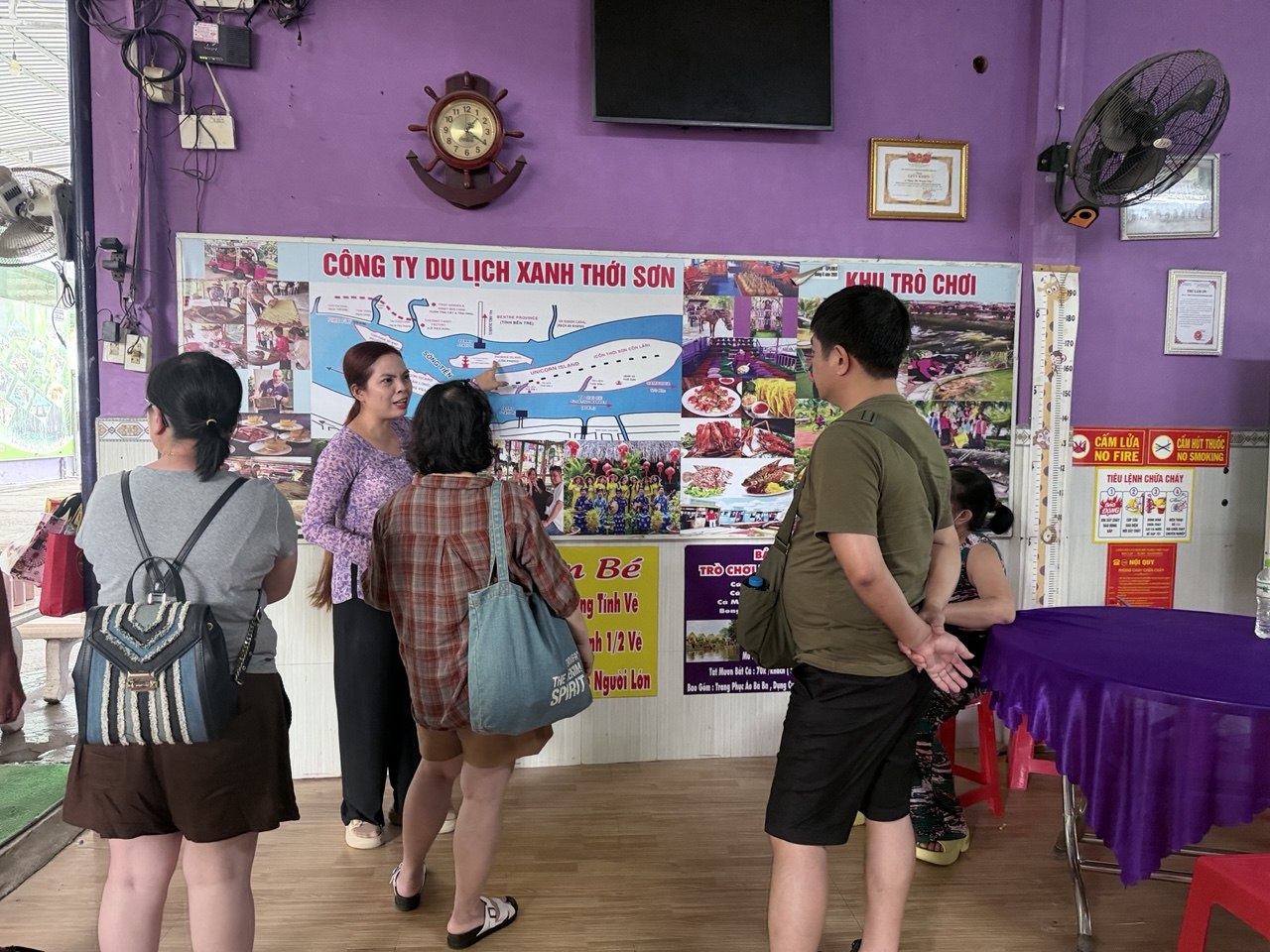 Chưa bao giờ du lịch miền Tây hot như hè năm nay: Ghe xuồng kẹt cứng ngắc, chú thím chèo mỏi tay