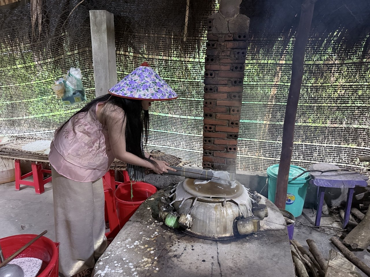 Chưa bao giờ du lịch miền Tây hot như hè năm nay: Ghe xuồng kẹt cứng ngắc, chú thím chèo mỏi tay