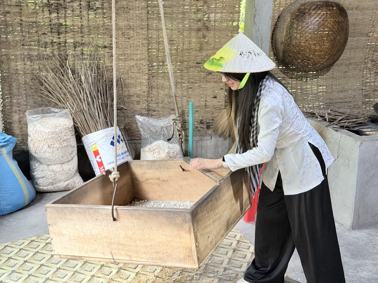 Chưa bao giờ du lịch miền Tây hot như hè năm nay: Ghe xuồng kẹt cứng ngắc, chú thím chèo mỏi tay