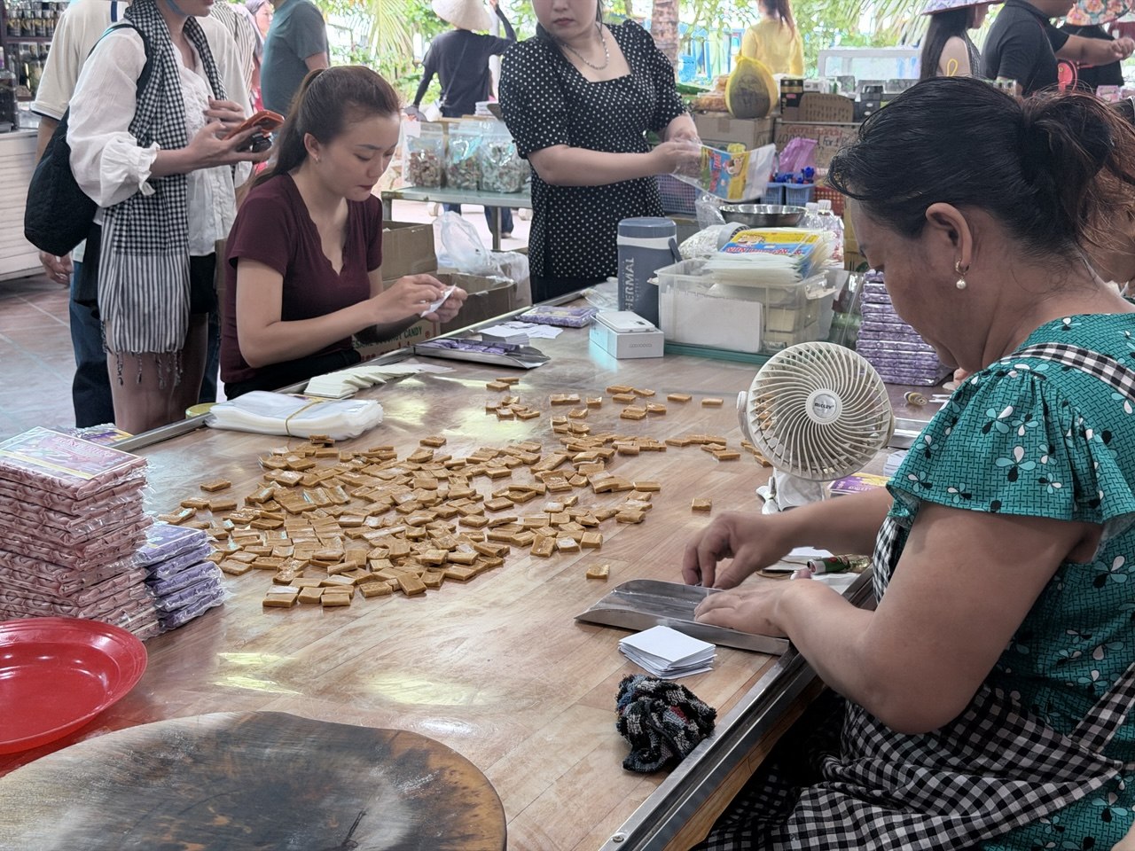 Chưa bao giờ du lịch miền Tây hot như hè năm nay: Ghe xuồng kẹt cứng ngắc, chú thím chèo mỏi tay