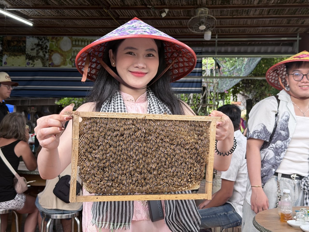 Chưa bao giờ du lịch miền Tây hot như hè năm nay: Ghe xuồng kẹt cứng ngắc, chú thím chèo mỏi tay